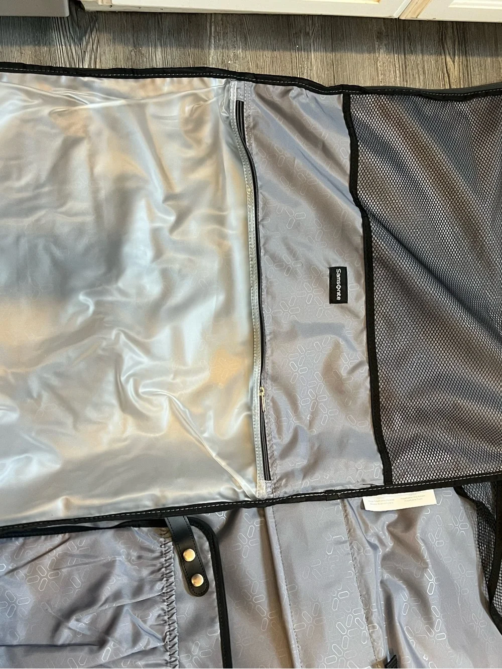 Samsonite Black Travel Garment Bag with Front Zip Pocket